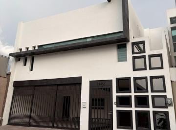 Casa · 217m² · 3 Recámaras · 2 Estacionamientos · Casa Renta La Escondida