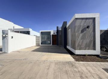 Casa · 100m² · 2 Recámaras · 2 Estacionamientos · Venta de Casa en Fraccionamiento Lomas de La Rioja un Nivel