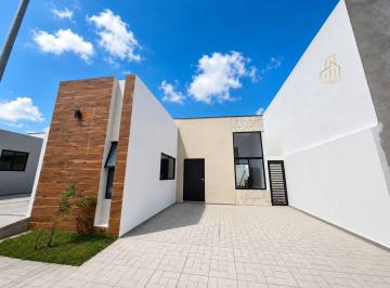 Casa · 141m² · 3 Recámaras · 2 Estacionamientos · Venta de Casa en Fraccionamiento Lomas de La Rioja con Alberca