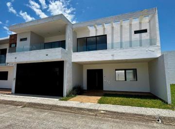 Casa · 417m² · 3 Recámaras · 2 Estacionamientos · Venta de Casa en Fraccionamiento Las Palmas Green