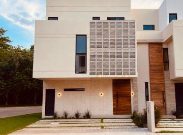 Casa de 3 habitaciones, Benito Juárez · Casa en Venta en Residencial en Av Huayacan Cancún