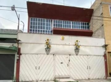 Casa de 3 habitaciones, Coyoacán · Excelente Oportunidad en Coyoacán: Adquisición Exclusiva con Recursos Propios