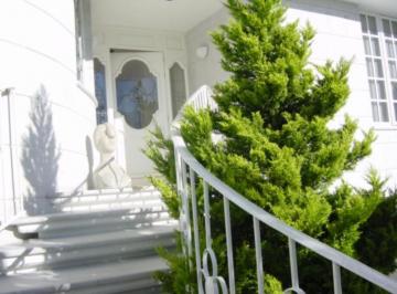 Casa · 426m² · 3 Recámaras · 6 Estacionamientos · Jardines en La Montaña