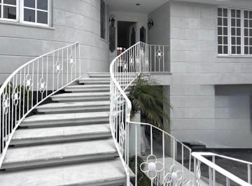 Casa · 426m² · 3 Recámaras · 6 Estacionamientos · Jardines en La Montaña