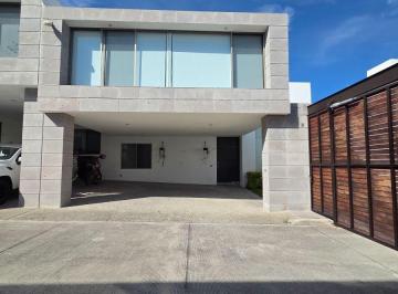 Casa de 3 habitaciones, Querétaro · Casa con Doble Filtro de Seguridad + Cuarto de Servicio
