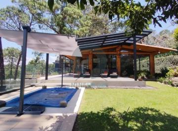 Casa · 450m² · 4 Recámaras · 3 Estacionamientos · Casa en Renta en Avándaro con Jacuzzi y Jardín