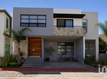Casa · 306m² · 4 Recámaras · 2 Estacionamientos · Casa en Venta en Solares, Coto Vasanta