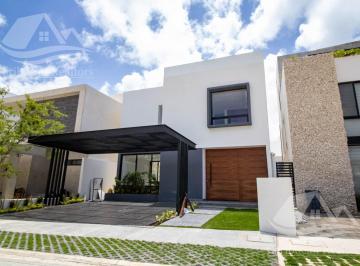 Casa · 293m² · 4 Recámaras · 2 Estacionamientos · Casa en Venta en Rio Cancun