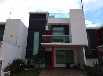 Casa de 4 habitaciones, Pachuca · Casa en Venta de 4 Recamaras y Roof Garden en Privada Pequeña Al Sur de Pachuca