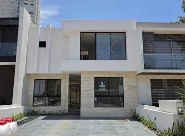 Casa · 180m² · 4 Recámaras · 2 Estacionamientos · Venta en Altozano Fraccionamiento Privado con Caseta de Vigilancia y Acceso Controlado con Tarjeta T