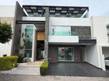 Casa · 371m² · 4 Recámaras · 2 Estacionamientos · Casa en Venta con Hasta 5 Recámaras en Lomas de Angelopolis 1