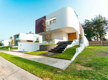 Casa en condominio de 5 habitaciones, Zapopan · Casa con 5 Recámaras y Alberca Climatizada en Diana Natura