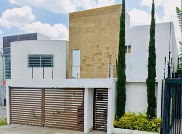 Casa de 3 habitaciones, Querétaro · Casa en Venta a Pie de Calle Sobre Av Principal en Juriquilla
