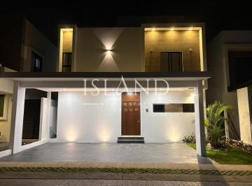 Casa · 360m² · 5 Recámaras · 3 Estacionamientos · Casa en Venta y Renta en Via Cumbres, Cancún