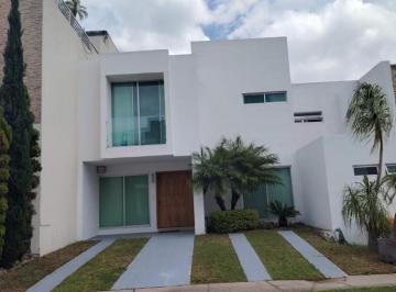 Casa · 200m² · 3 Recámaras · 2 Estacionamientos · Casa en La Rioja con 3 Recámaras, Id:.