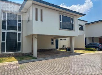 Casa · 304m² · 4 Recámaras · 3 Estacionamientos · Casa en Renta en Casa de Las Fuentes, Metepec