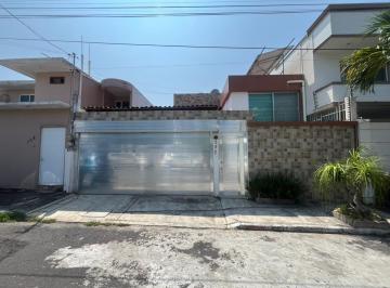 Casa · 130m² · 4 Recámaras · 2 Estacionamientos · Casa en Fraccionamiento La Tampiquera