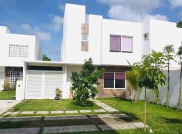 Casa · 290m² · 3 Recámaras · 5 Estacionamientos · Casa en Renta con Amplio Jardin, Estacionamiento y Amenidades.