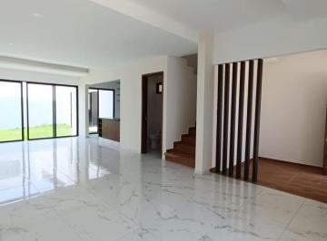 Casa · 198m² · 3 Recámaras · 2 Estacionamientos · En Venta Casa de 3 Recámaras con Amplio Jardín y Casa Club en Lomas de La Rioja