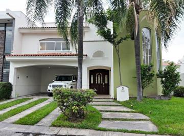 Casa de 3 habitaciones, Zapopan · Casa en Venta - Valle Real, Zapopan.