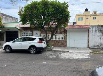 Casa · 162m² · 3 Recámaras · 3 Estacionamientos · Casa en Venta en Fraccionamiento Reforma, Veracruz, con Estudio de Acceso Independiente y Cochera Pa