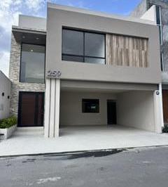 Casa · 319m² · 3 Recámaras · 2 Estacionamientos · Casa en Venta en Las Esmeraldas Zona Carr. Nacional (Ljgc)