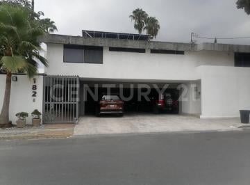 Casa · 678m² · 3 Recámaras · 3 Estacionamientos · Casa en Renta en Col. del Valle Sector Fatima en San Pedro Garza Garcia