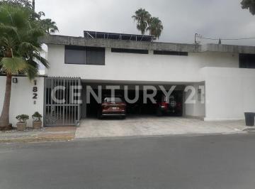 Casa · 678m² · 3 Recámaras · 3 Estacionamientos · Casa en Renta en Col. del Valle Sector Fatima en San Pedro Garza Garcia