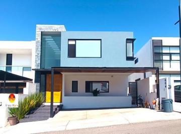 Casa · 350m² · 4 Recámaras · 2 Estacionamientos · Casa en Venta en Lomas de Juriquilla