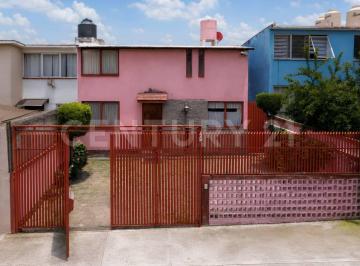Fachada · Casa Para Remodelar en Jardines de San Mateo | Calle Cerrada | Gran Potencial