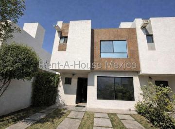 Casa · 108m² · 3 Recámaras · 2 Estacionamientos · Casa en Venta en Esquina con Terreno Excedente en Rincones del Marqués Rah2350