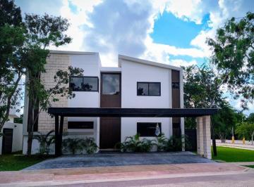 Casa · 393m² · 4 Recámaras · 4 Estacionamientos · Amplia Casa Nueva en Renta 4 Rec en Residencial Lagos del Sol Cancun