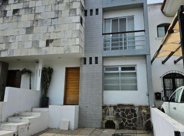 Casa de 3 habitaciones, Zapopan · El Centinela, Excelente Casa, 3 Recámaras, 2.5 Baños, Frente a Parque