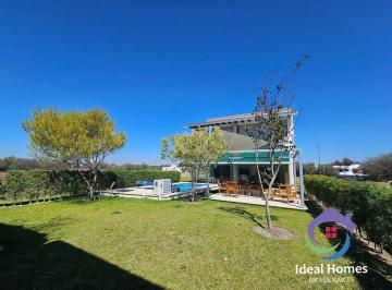 Casa · 447m² · 3 Recámaras · Casa en Venta en Club de Golf Tequisquiapan con Alberca y Amplio Jardin