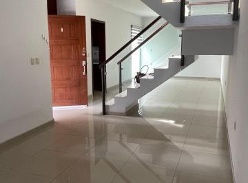 Casa de 3 habitaciones, Zapopan · Casa Muy Amplia E Iluminada, con Excelente Ubicación a Solo 1 Calle de Blvd Jardin Real