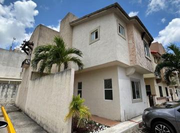 Casa de 3 habitaciones, Benito Juárez · En Venta - Casa de Esquina en Residencial Catania, Cancún
