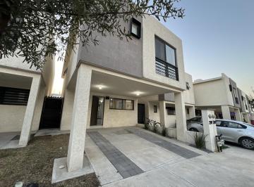 Casa · 149m² · 3 Recámaras · 2 Estacionamientos · Excelente Oportunidad Para Vivir en Fraccionamiento Privado Murano Residencial en Dominio Cumbres