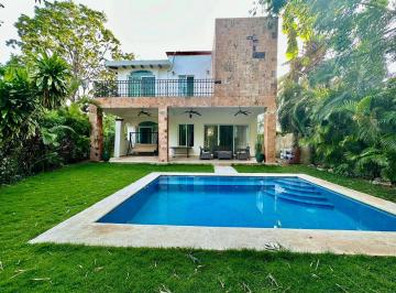 Alberca · Exclusiva Villa en Playacar Fase 2: Espacio, Confort y Privacidad
