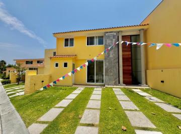 Casa · 180m² · 4 Recámaras · 2 Estacionamientos · Casa con 4 Recamaras en Fraccionamiento El Paraíso, con Casa Club