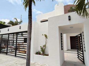 Casa de 4 habitaciones, Benito Juárez · Casa en Venta en Sm 17, Cancún | Alberca | 4 Recámaras | Privada Exclusiva