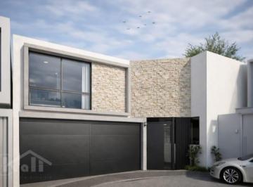 Casa · 2 Estacionamientos · Casa en Venta