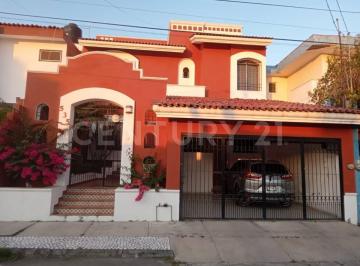 Casa · 274m² · 3 Recámaras · 2 Estacionamientos · Se Vende Casa de 3 Recamaras en Lomas de Circunvalación