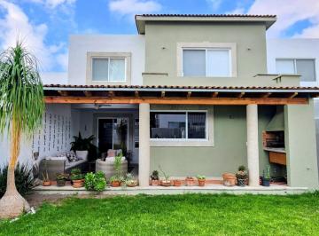 Casa · 261m² · 3 Recámaras · 3 Estacionamientos · Casa en Venta en Cumbres del Lago con 3 Habitaciones con Baño Completo