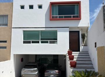 Casa en condominio · 324m² · 3 Recámaras · 4 Estacionamientos · Casa Amplia en Condominio en Venta con 3 Habitaciones, Estudio, Oficina y Salón de Juegos