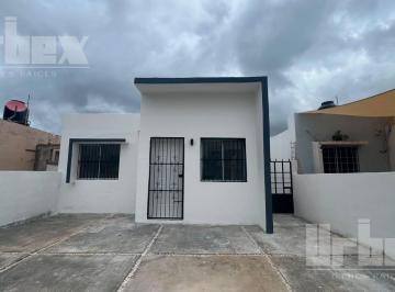 Casa · 2 Recámaras · 2 Estacionamientos · Se Vende Hermosa y Amplia Casa en Fracc. Arboledas, Quinta Hermosa, Campeche