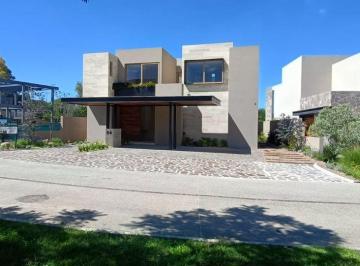 Casa de 4 habitaciones, Querétaro · Casa en Venta, Altozano Rio