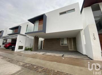 Casa · 235m² · 4 Recámaras · 2 Estacionamientos · Casa Amueblada en Renta en Punta Dorada Aguascalientes