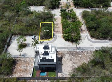Terreno / Lote · 211m² · Terreno en Esquina Ubicado Paseo Country, Mérida, Yucatán.