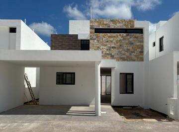 Casa de 3 habitaciones, Mérida · Casa de 3 Recámaras, con Alberca y Paneles, Solares en Temozón Norte.