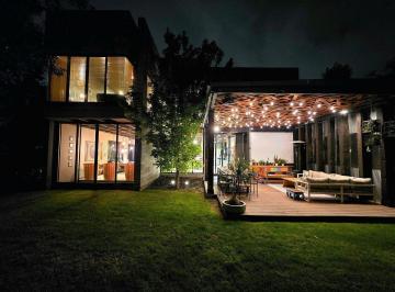 Casa · 563m² · 4 Recámaras · 6 Estacionamientos · Casa en Fraccionamiento El Campanario